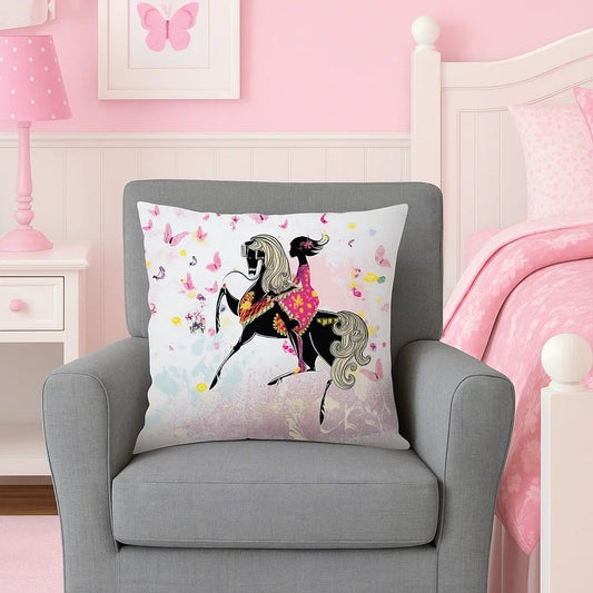 une housse de coussin au motif d'une cavalière habillée en fleurs sur un cheval noir. Autour d'eux papillonnent pleins de papillons colorés