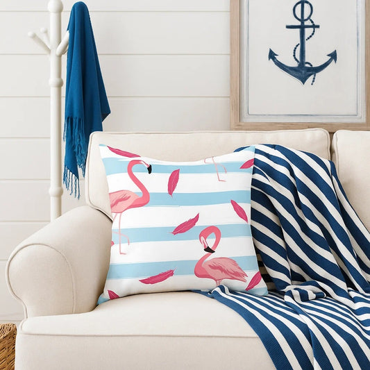 une housse de coussin au motif exotique de flamands roses sur des lignes bleues. 