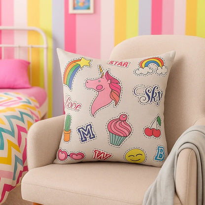 une housse de coussin au motifs rigolos, fun et amusants de licorne, d'arc-en-ciel, de cupcakes etc..