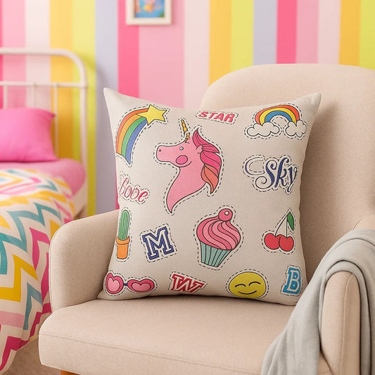 une housse de coussin au motifs rigolos, fun et amusants de licorne, d'arc-en-ciel, de cupcakes etc..