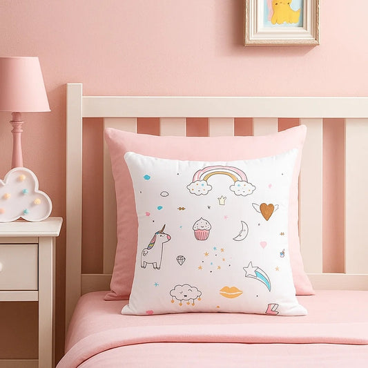 une housse de coussin au motifs magiques de licorne, d'arc-en-ciel et de divers symboles magiques.