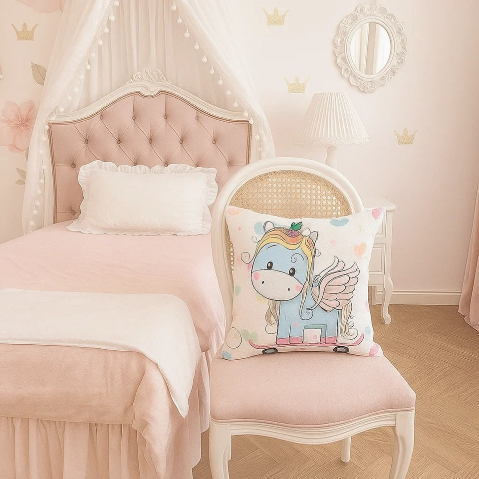 une jolie housse de coussin au motif d'une adorable licorne bleue ailée qui fait du skate board. L'ensemble est rigolo, décalée et trop mignon.