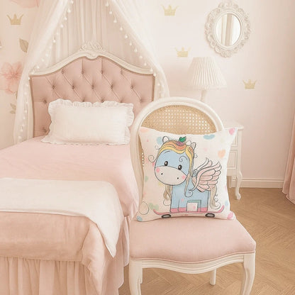 une jolie housse de coussin au motif d'une adorable licorne bleue ailée qui fait du skate board. L'ensemble est rigolo, décalée et trop mignon.