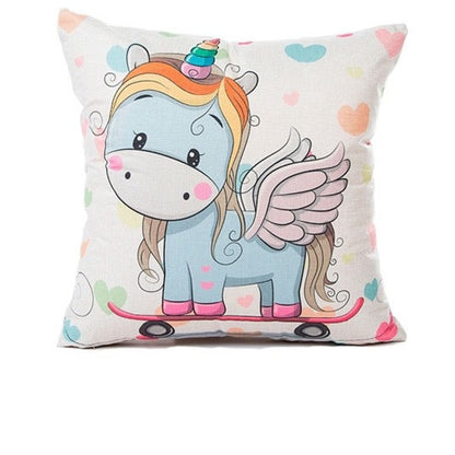 une jolie housse de coussin au motif d'une adorable licorne bleue ailée qui fait du skate board. L'ensemble est rigolo, décalée et trop mignon.