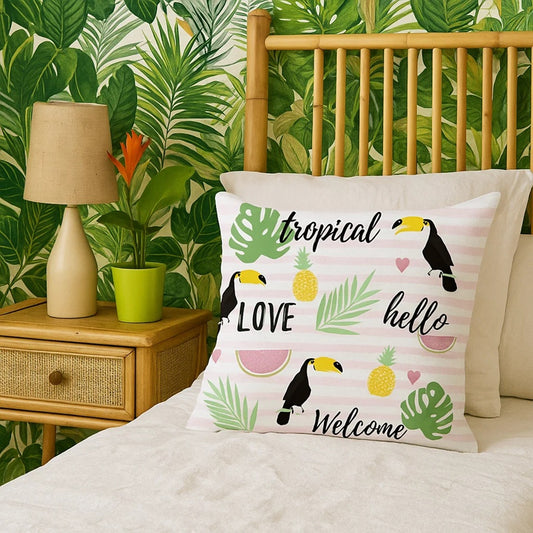 une housse de coussin coloré au motif d'exotique, de fruits exotiques et de toucan. Très mignonne, elle ajoute de la couleur à une pièce