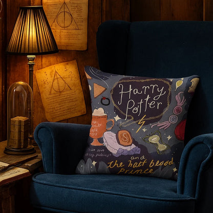 une superbe housse de coussin sur le thème de Harry Potter et le prince de sang mêlé. Détails et symboles iconiques de ce volet.