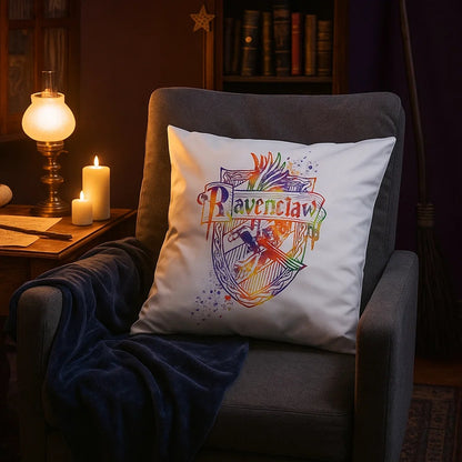 des housses de coussin en polyester des blasons des quatre maisons de Poudlard, tirées de la saga Harry Potter. Gryffondor, Poufsouffle,Serdaigle et Serpentard. Leur blason est coloré et sur un fond blanc pour faire ressortir leurs caractéristiques.