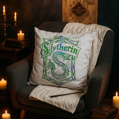 des housses de coussin en polyester des blasons des quatre maisons de Poudlard, tirées de la saga Harry Potter. Gryffondor, Poufsouffle,Serdaigle et Serpentard. Leur blason est coloré et sur un fond blanc pour faire ressortir leurs caractéristiques.
