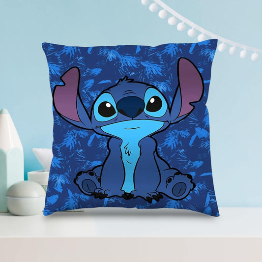 une housse de coussin Stitch en polyester. Design mignon fidèle au personnage du film Lilo et Stitch.