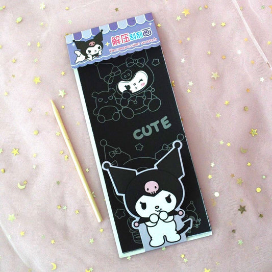 4 planches illustrées de Kuromi à gratter. Avec le bâton de bois, on gratte les cartes pour révéler les couleurs.
