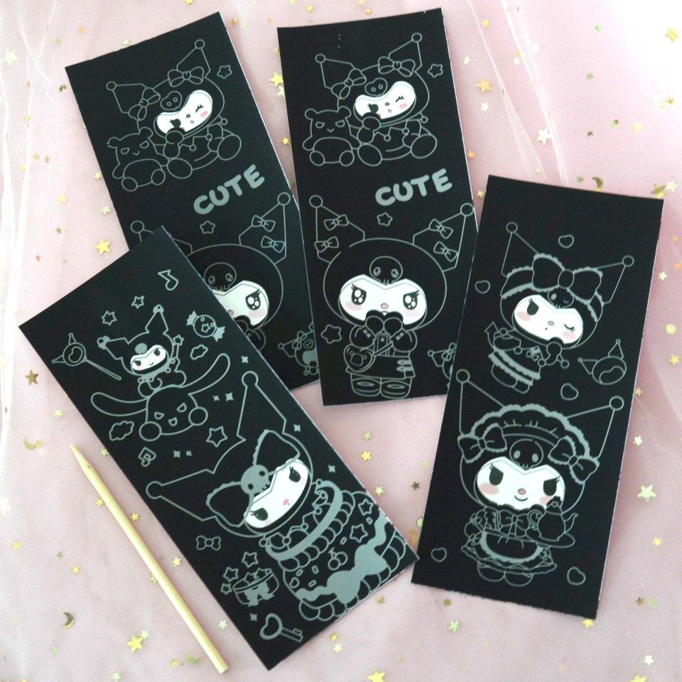 4 planches illustrées de Kuromi à gratter. Avec le bâton de bois, on gratte les cartes pour révéler les couleurs.