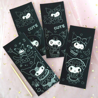 4 planches illustrées de Kuromi à gratter. Avec le bâton de bois, on gratte les cartes pour révéler les couleurs.