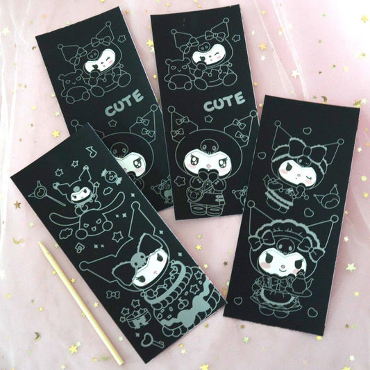 4 planches illustrées de Kuromi à gratter. Avec le bâton de bois, on gratte les cartes pour révéler les couleurs.