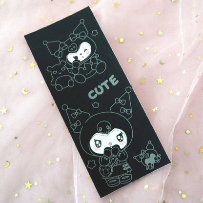 4 planches illustrées de Kuromi à gratter. Avec le bâton de bois, on gratte les cartes pour révéler les couleurs.
