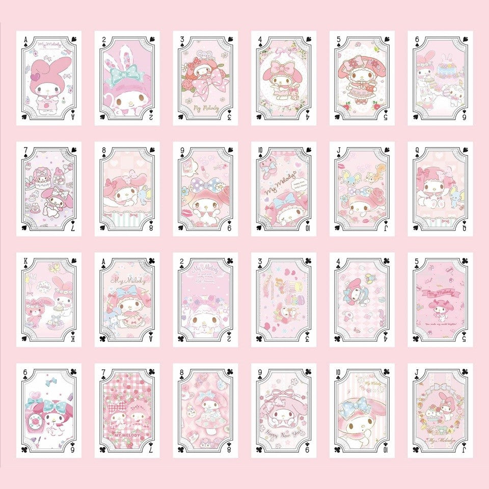 un jeu de 54 cartes à jouer illustré des personnages De Sanrio : Kuromi, My Melody, Cinnamoroll et tous leurs amis.
Parfaites pour passer un agréable moment en famille ou entre amis dans la douceur !