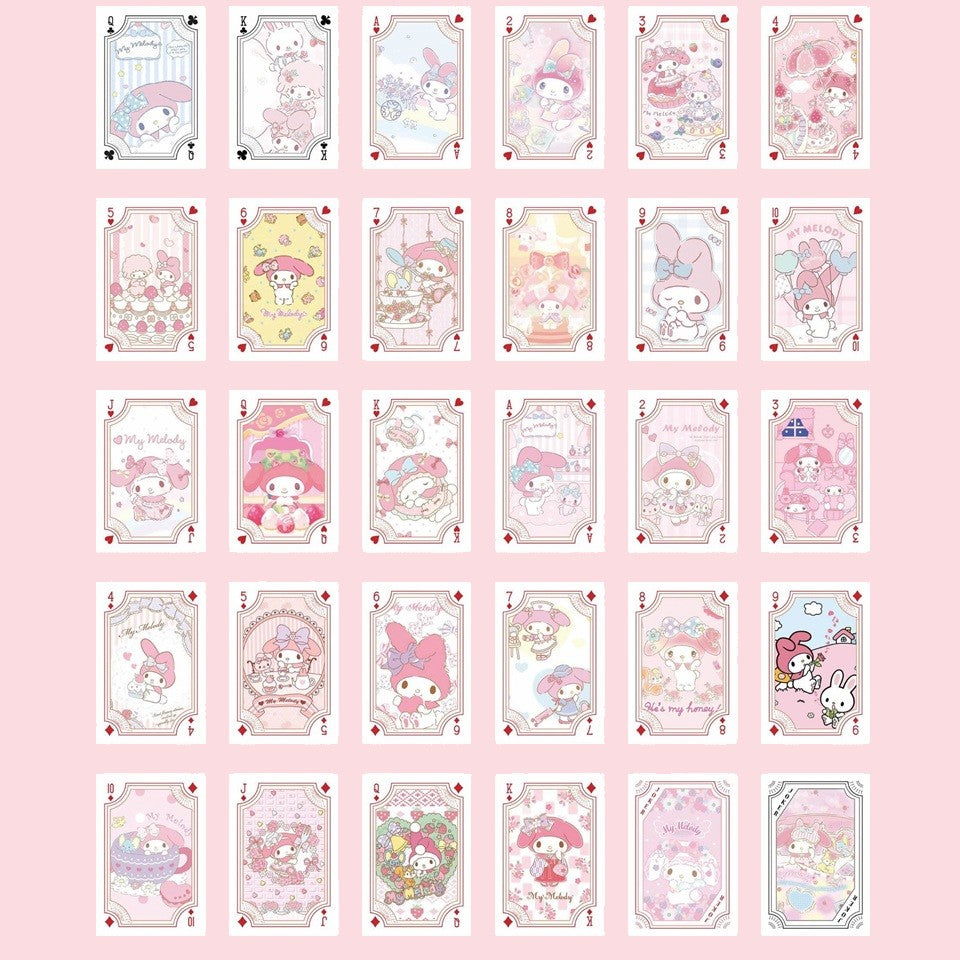 un jeu de 54 cartes à jouer illustré des personnages De Sanrio : Kuromi, My Melody, Cinnamoroll et tous leurs amis.
Parfaites pour passer un agréable moment en famille ou entre amis dans la douceur !