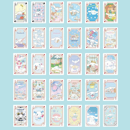 un jeu de 54 cartes à jouer illustré des personnages De Sanrio : Kuromi, My Melody, Cinnamoroll et tous leurs amis.
Parfaites pour passer un agréable moment en famille ou entre amis dans la douceur !