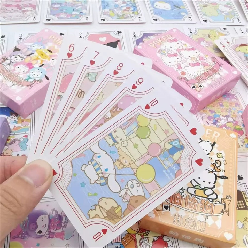 un jeu de 54 cartes à jouer illustré des personnages De Sanrio : Kuromi, My Melody, Cinnamoroll et tous leurs amis.
Parfaites pour passer un agréable moment en famille ou entre amis dans la douceur !