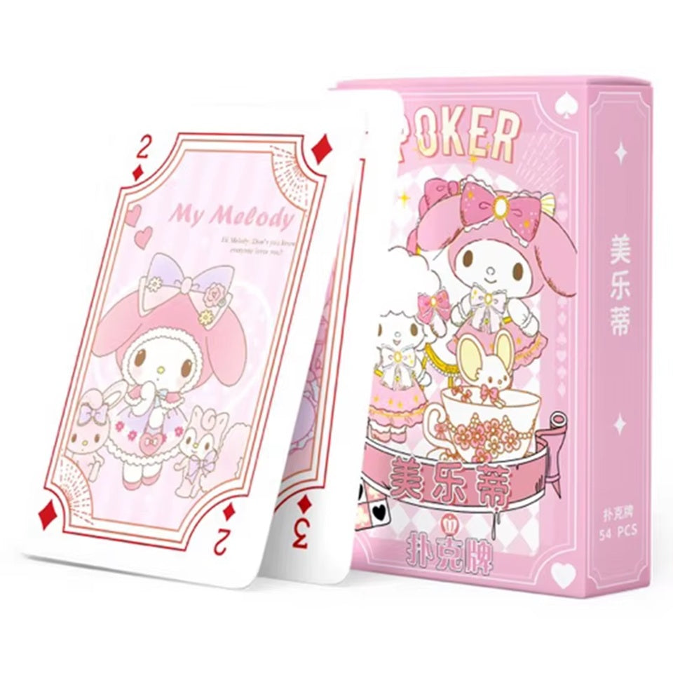un jeu de 54 cartes à jouer illustré des personnages De Sanrio : Kuromi, My Melody, Cinnamoroll et tous leurs amis.
Parfaites pour passer un agréable moment en famille ou entre amis dans la douceur !