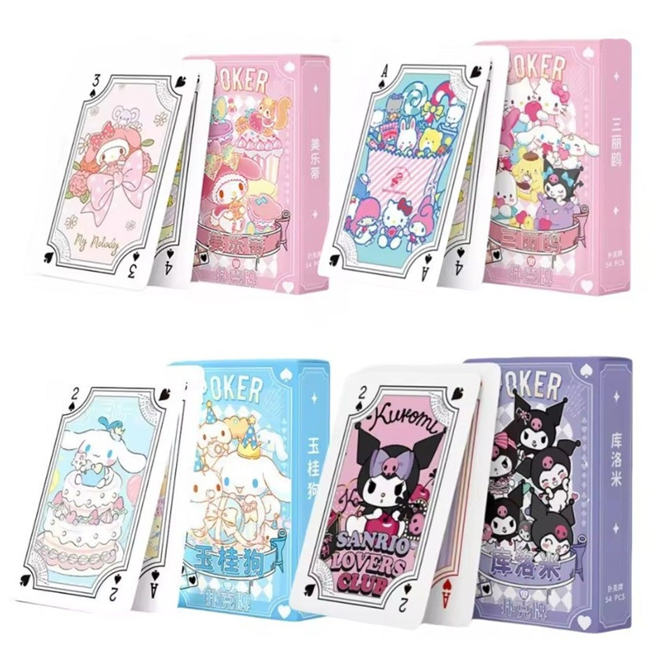 un jeu de 54 cartes à jouer illustré des personnages De Sanrio : Kuromi, My Melody, Cinnamoroll et tous leurs amis.
Parfaites pour passer un agréable moment en famille ou entre amis dans la douceur !