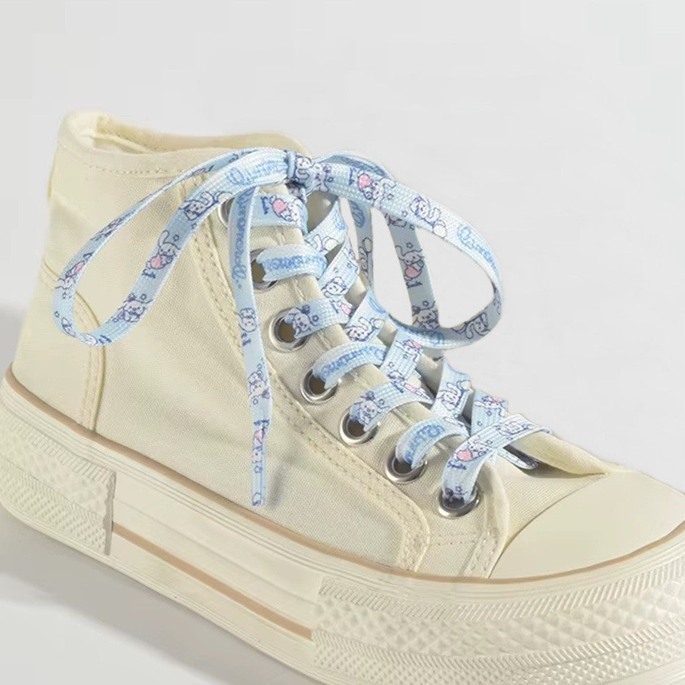 Une paire de lacets aux couleurs et aux motifs Cinnamoroll. Hyper stylé, hyper mignons pour un look original.