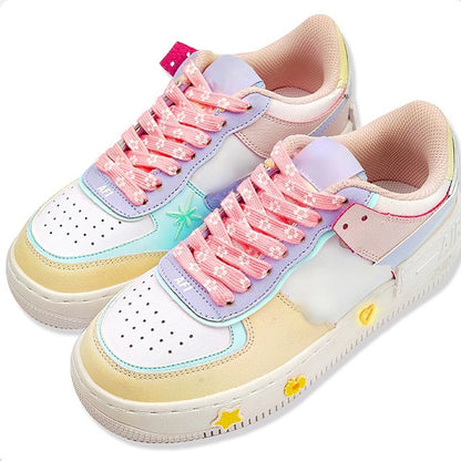 une paire de lacets roses au motif de fleurs de sakura blanches