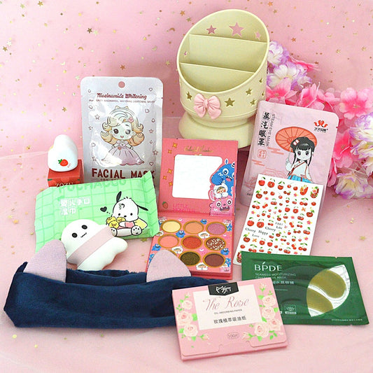 une box sur le thème des soins et de la beauté : cosmétiques, masques de soin, baume à lèvres et accessoires. Tout pour prendre soin de sa peau et se faire belle