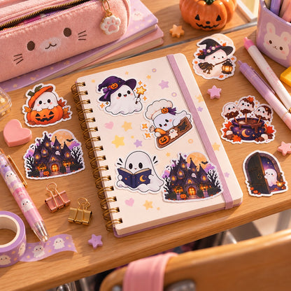 Stickers fantômes kawaii Halloween décorant un carnet et disposés sur un bureau d’écolière avec papeterie pastel, citrouilles et ambiance spooky adorable.