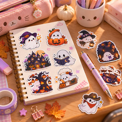 Stickers fantômes kawaii Halloween décorant un carnet sur un bureau d’écolière, avec citrouilles, sorcières, maison hantée et accessoires de papeterie pastel.