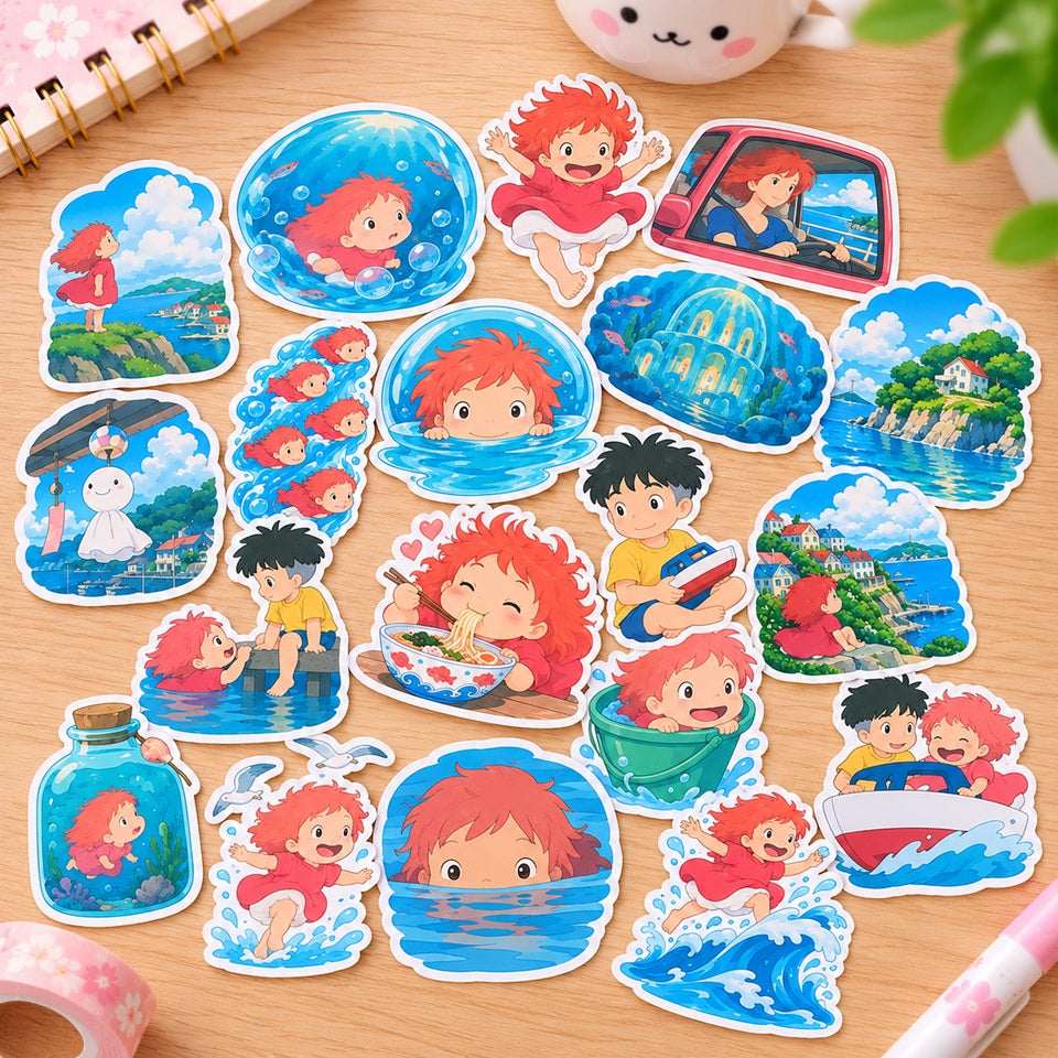 Lot de stickers kawaii inspirés du film Ponyo sur la falaise du Studio Ghibli, représentant Ponyo, Sosuke et leurs aventures au bord de la mer. Autocollants colorés aux contours blancs illustrant Ponyo mangeant des ramen, nageant dans les vagues, jouant avec Sosuke et découvrant de magnifiques paysages côtiers japonais. Présentés sur un bureau en bois clair avec des accessoires de papeterie rose, ces stickers adorables sont parfaits pour décorer carnets, agendas, journaux et créations de scrapbooking.