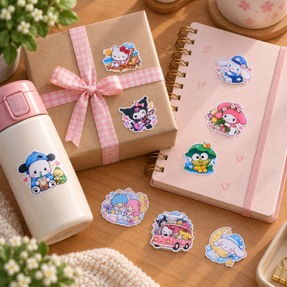 Stickers kawaii Sanrio colorés avec Hello Kitty, Kuromi, Cinnamoroll, My Melody et Keroppi, décorant un cadeau, un carnet et une gourde sur un bureau.