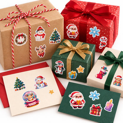 Petits stickers de Noël kawaii collés sur des paquets cadeaux, étiquettes et cartes de vœux. Autocollants festifs représentant Père Noël, sapins, rennes, bonhommes de neige et flocons, parfaits pour personnaliser les emballages cadeaux et embellir les cartes de Noël.