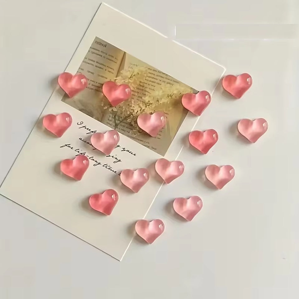 un lot de 4 magnets en acrylique en forme de coeur rose hyper mignon.