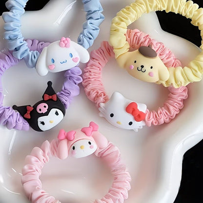 Lot de cinq élastiques à cheveux kawaii inspirés de l'univers Sanrio, avec les personnages Cinnamoroll, Hello Kitty, Kuromi, My Melody et Pompompurin. Les chouchous sont confectionnés dans un tissu satiné aux couleurs pastel rose, bleu, violet et jaune. Présentés sur une surface élégante, ils apportent une touche douce, mignonne et japonaise aux coiffures du quotidien. Idéals pour ajouter une note kawaii à votre style.