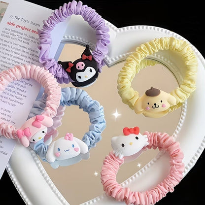 Lot de cinq élastiques à cheveux kawaii inspirés de l'univers Sanrio, avec les personnages Cinnamoroll, Hello Kitty, Kuromi, My Melody et Pompompurin. Les chouchous sont confectionnés dans un tissu satiné aux couleurs pastel rose, bleu, violet et jaune. Présentés sur une surface élégante, ils apportent une touche douce, mignonne et japonaise aux coiffures du quotidien. Idéals pour ajouter une note kawaii à votre style.