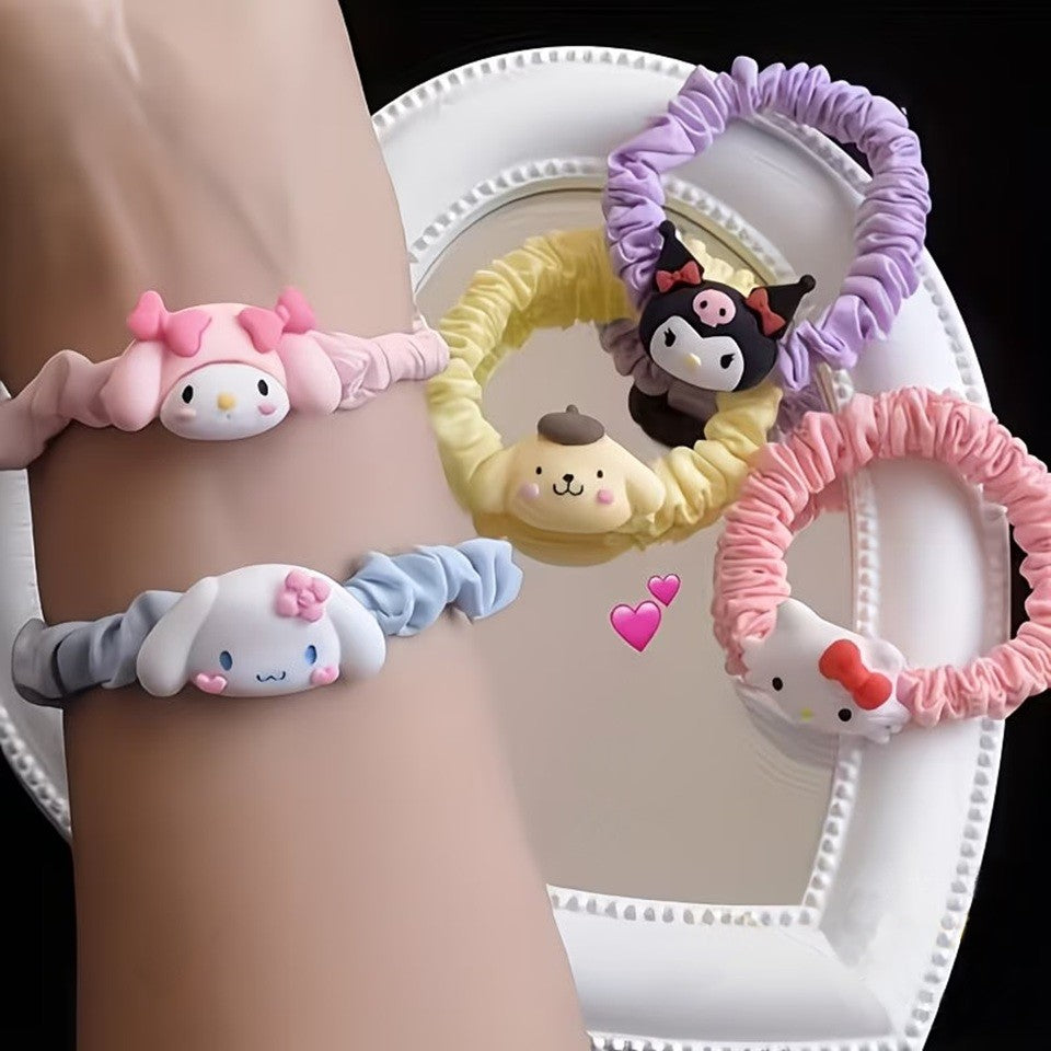 Lot de cinq élastiques à cheveux kawaii inspirés de l'univers Sanrio, avec les personnages Cinnamoroll, Hello Kitty, Kuromi, My Melody et Pompompurin. Les chouchous sont confectionnés dans un tissu satiné aux couleurs pastel rose, bleu, violet et jaune. Présentés sur un poignet de femme. Idéals pour ajouter une note kawaii à votre style.