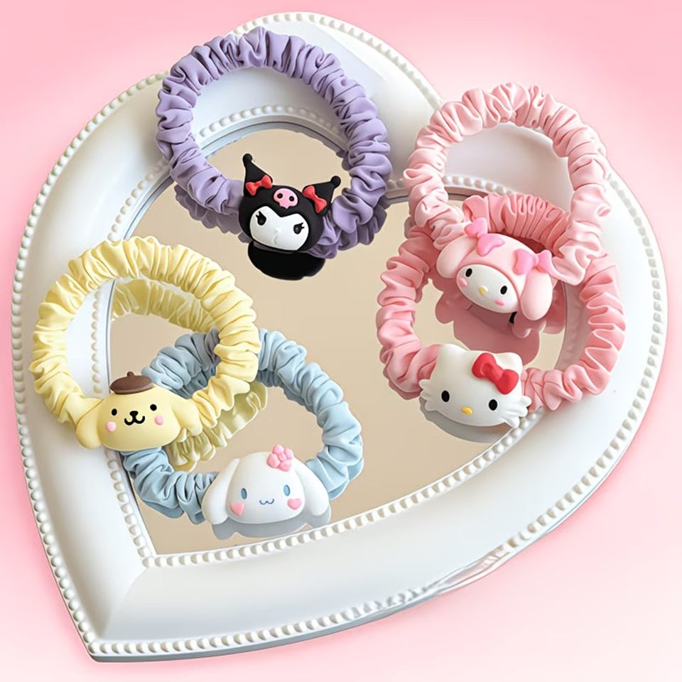 Lot de cinq élastiques à cheveux kawaii inspirés de l'univers Sanrio, avec les personnages Cinnamoroll, Hello Kitty, Kuromi, My Melody et Pompompurin. Les chouchous sont confectionnés dans un tissu satiné aux couleurs pastel rose, bleu, violet et jaune. Présentés sur une surface élégante, ils apportent une touche douce, mignonne et japonaise aux coiffures du quotidien. Idéals pour ajouter une note kawaii à votre style.