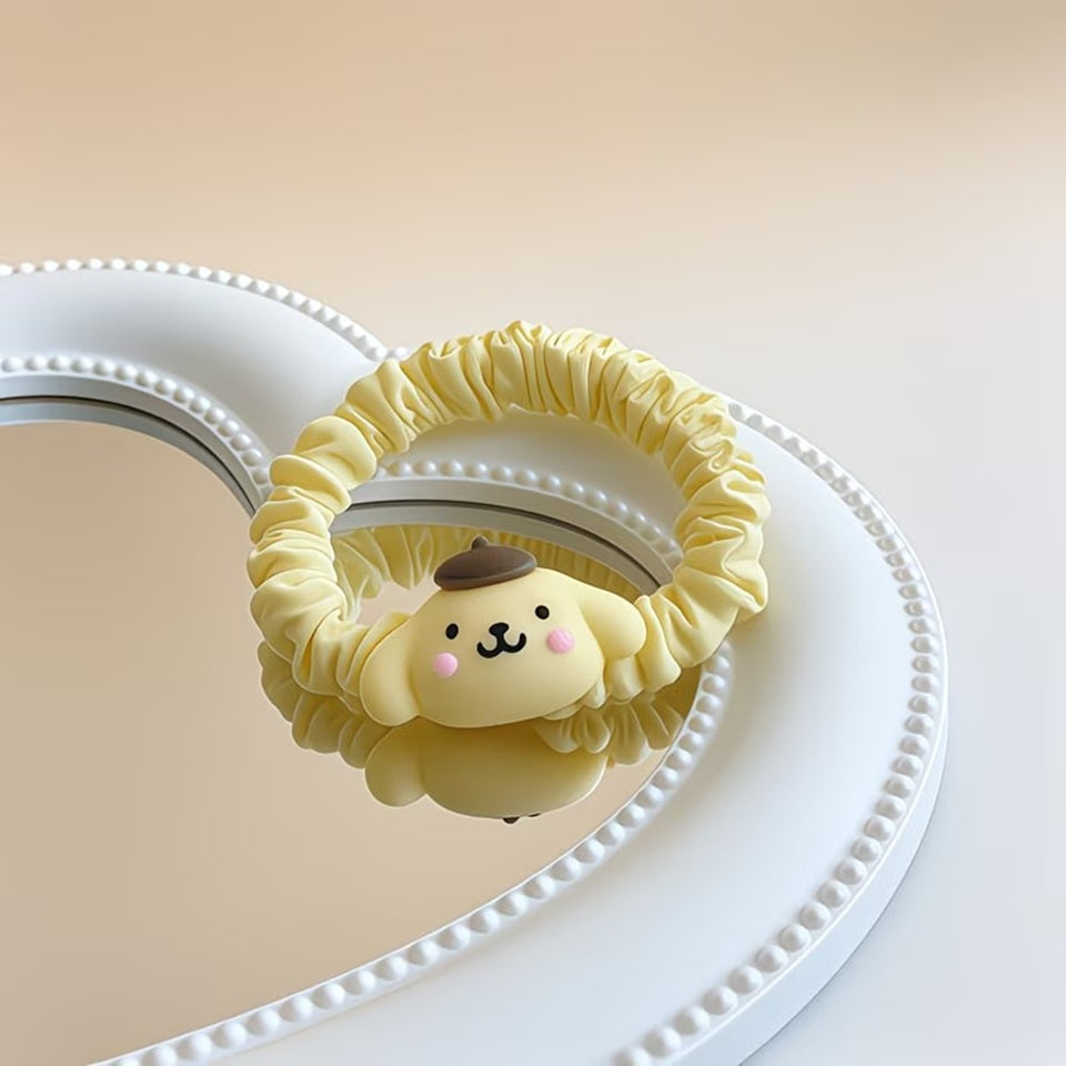Un joli élastique à cheveux kawaii inspirés de l'univers Sanrio, avec le personnage Pompompurin. Le chouchou est confectionné dans un tissu satiné aux couleurs pastel jaune. Présentés sur une surface élégante, il est idéal pour ajouter une note kawaii à votre style.