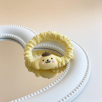 Un joli élastique à cheveux kawaii inspirés de l'univers Sanrio, avec le personnage Pompompurin. Le chouchou est confectionné dans un tissu satiné aux couleurs pastel jaune. Présentés sur une surface élégante, il est idéal pour ajouter une note kawaii à votre style.