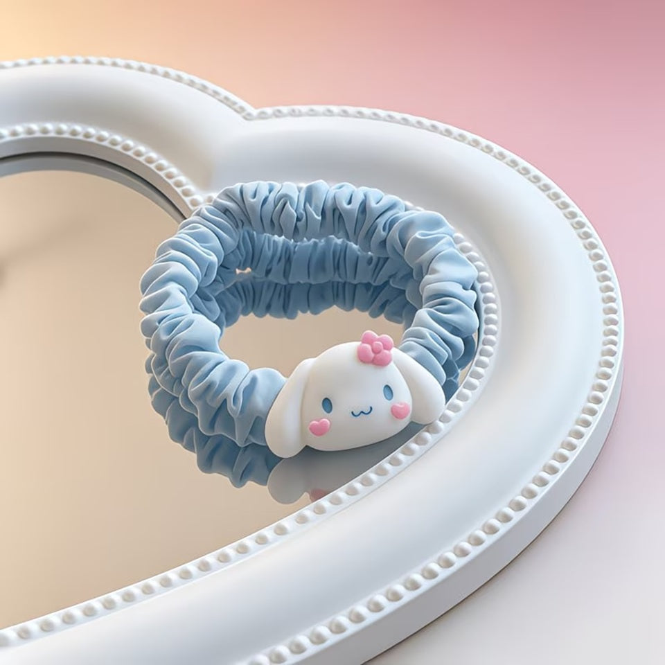 Un joli élastique à cheveux kawaii inspirés de l'univers Sanrio, avec le personnage Cinnamoroll. Le chouchou est confectionné dans un tissu satiné aux couleurs pastel bleu. Présenté sur une surface élégante, il est idéal pour ajouter une note kawaii à votre style.