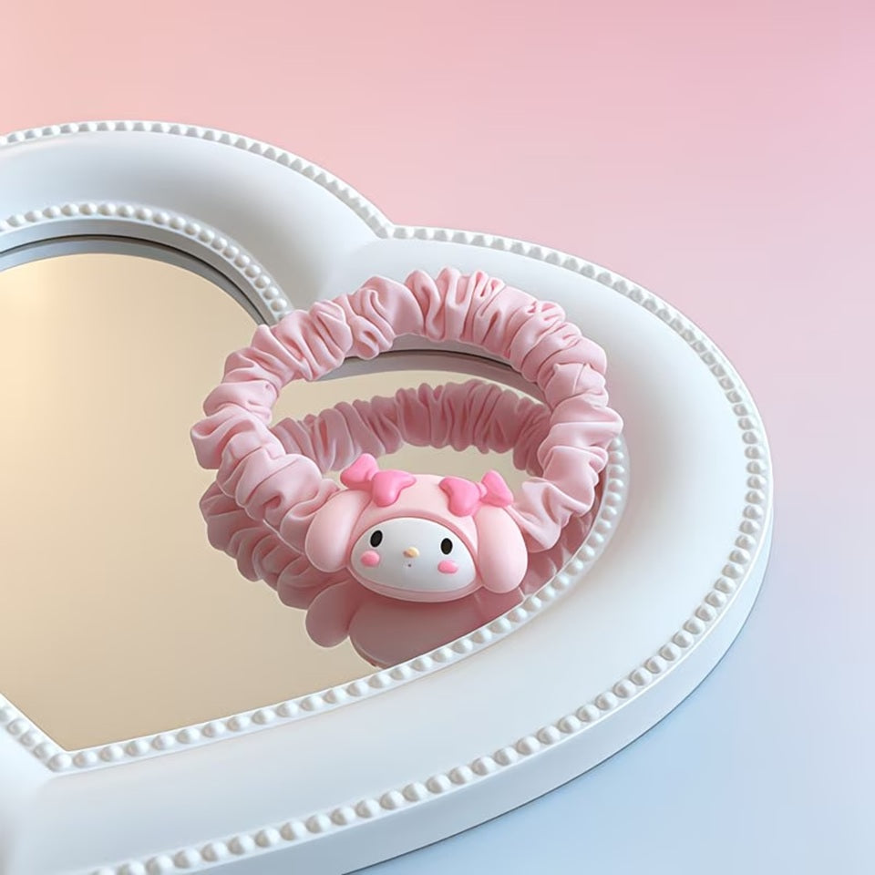 Un joli élastique à cheveux kawaii inspirés de l'univers Sanrio, avec le personnage My Melody. Le chouchou est confectionné dans un tissu satiné aux couleurs pastel rose. Présenté sur une surface élégante, il est idéal pour ajouter une note kawaii à votre style.