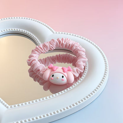 Un joli élastique à cheveux kawaii inspirés de l'univers Sanrio, avec le personnage My Melody. Le chouchou est confectionné dans un tissu satiné aux couleurs pastel rose. Présenté sur une surface élégante, il est idéal pour ajouter une note kawaii à votre style.