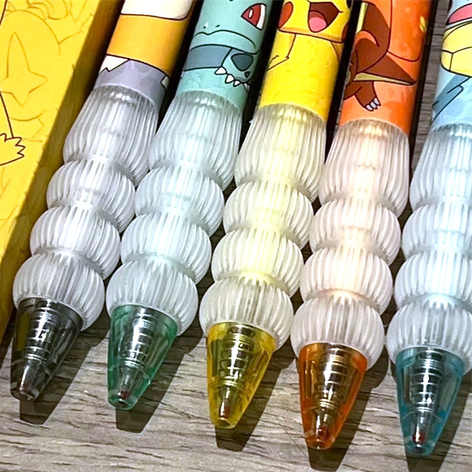 un lot de 5 stylos aux couleurs et à l'effigie des pokemon Pikachu, Carapuce, Bulbizzare, Psykokwak et Salamèche