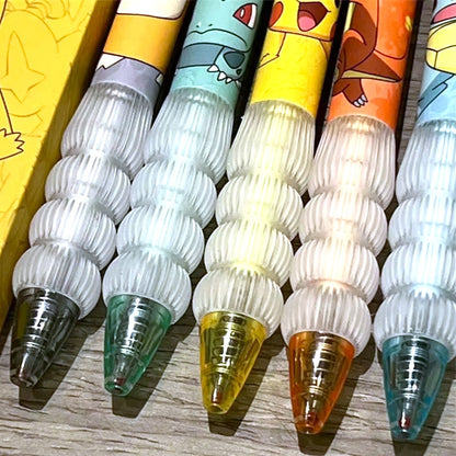 un lot de 5 stylos aux couleurs et à l'effigie des pokemon Pikachu, Carapuce, Bulbizzare, Psykokwak et Salamèche