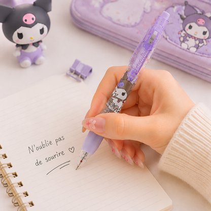 Main écrivant avec un stylo Sanrio Kuromi violet dans un carnet, message manuscrit 'N'oublie pas de sourire' avec un cœur, figurine Kuromi et trousse assortie en arrière-plan
