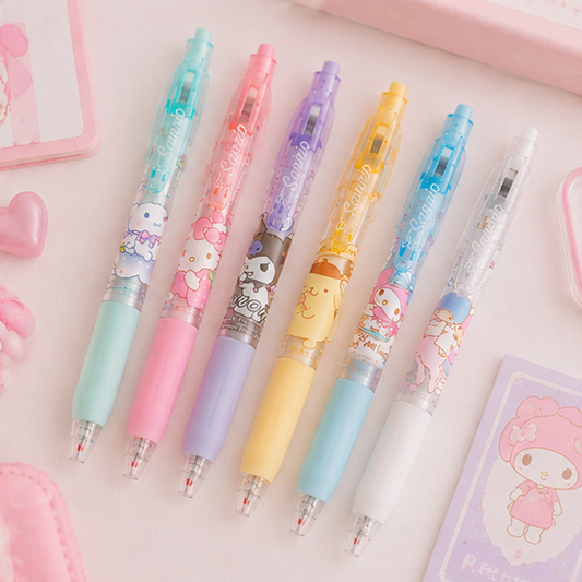 Lot de 6 stylos rétractables Sanrio pastel alignés en diagonale sur fond rose, personnages kawaii Hello Kitty, My Melody, Cinnamoroll, Pompompurin et Kuromi, avec papeterie assortie et cœur décoratif rose