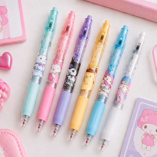 Lot de 6 stylos rétractables Sanrio pastel alignés en diagonale sur fond rose, personnages kawaii Hello Kitty, My Melody, Cinnamoroll, Pompompurin et Kuromi, avec papeterie assortie et cœur décoratif rose