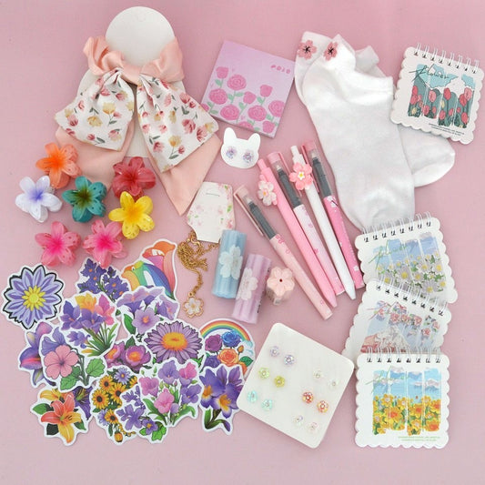Un lot kawaii sur le thème des fleurs : accessoire de mode, papeterie, bijou. C'est une vraie invitation dans un jardin fleuri.