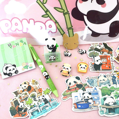un lot kawaii sur le thème panda : papeterie, bijoux, déco. Un lot mignon rempli d'articles utiles et ludiques