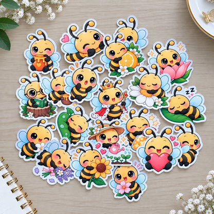 Lot de stickers abeilles kawaii colorés avec fleurs, miel, cœurs et scènes adorables, présentés sur un bureau en bois clair.